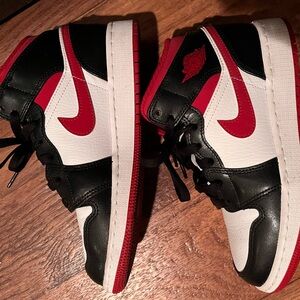 Nike Jordan 1 mid red black white